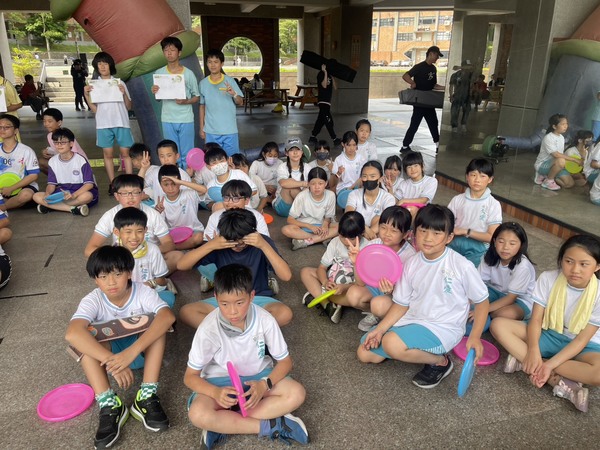 【賀】本校飛盤隊代表參加「新北市114年度全國青年盃飛盤錦標賽」成績優異，榮獲多項獎項。感謝許耿彬老師及王淑玲老師的殷勤指導！圖片